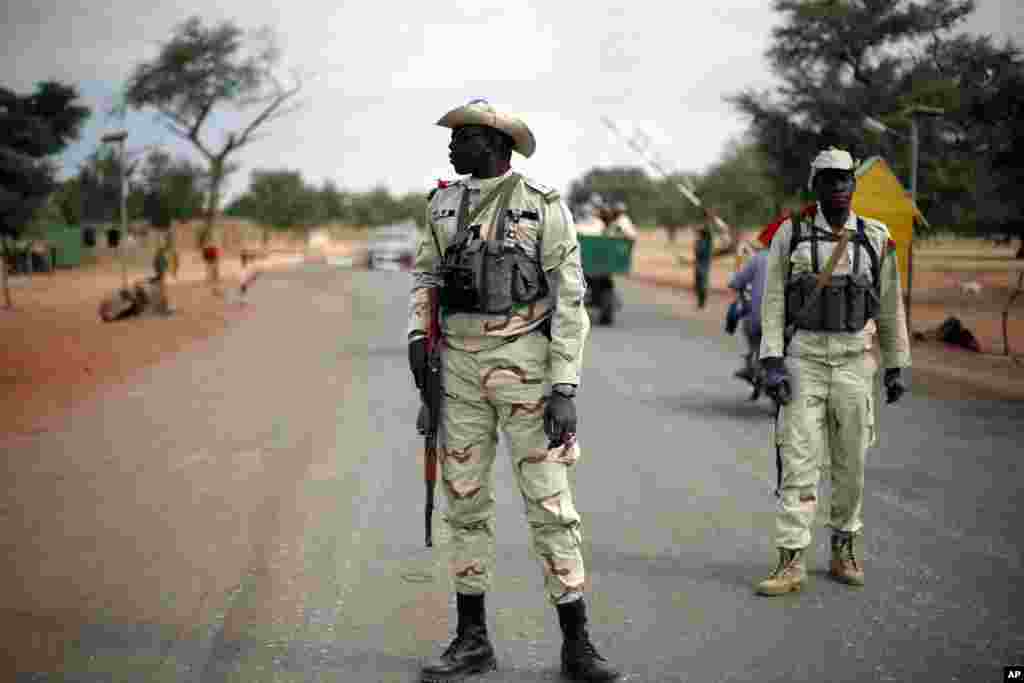 Des soldats maliens &agrave; un poste de contr&ocirc;le pr&egrave;s de S&eacute;var&eacute;, sur la route de Gao. 