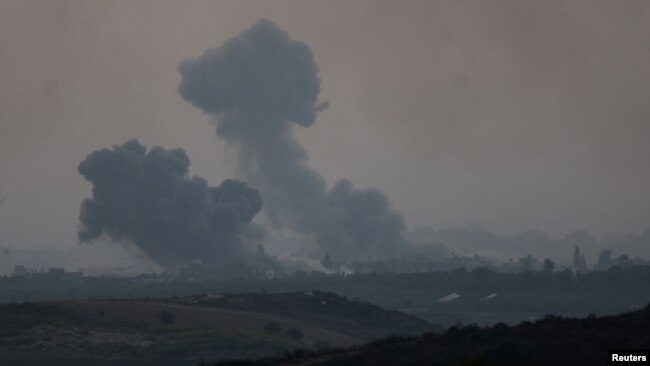 El humo se eleva sobre Gaza, visto desde la frontera de Israel con Gaza, en el sur de Israel el 28 de octubre de 2023.