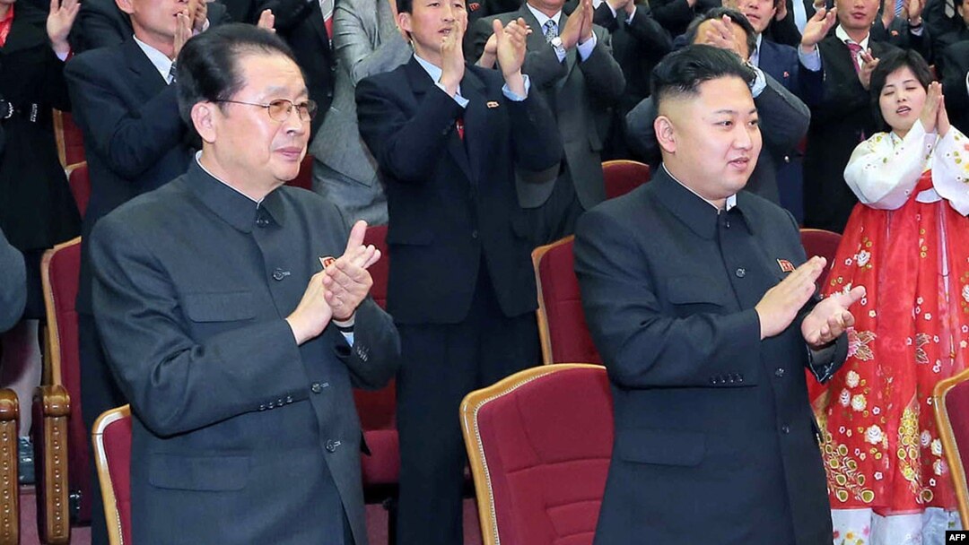 Severnokorejski lider Kim Džong Un (desno) i njegov teča na proslavi 101. rođendana pokojnog lidera Kim Il-Sunga, ranije ove godine