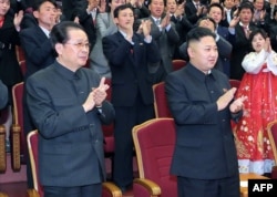 지난 2013년 4월 김일성 주석의 101번째 생일을 맞아 열린 기념공연을 김정은 국방위 제1위원장(오른쪽)과 장성택 부위원장이 나란히 관람하고 있다. 장 부위원장이 12월 실각 후 즉각 처형돼 충격을 줬다.