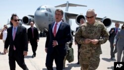 Menhan AS Ash Carter (tengah) disambut oleh Dubes AS untuk Irak Stu Jones (kiri) dan Letjen James Terry dari Angkatan Darat AS (kanan) setibanya di bandara internasional Baghdad, Irak (23/7).