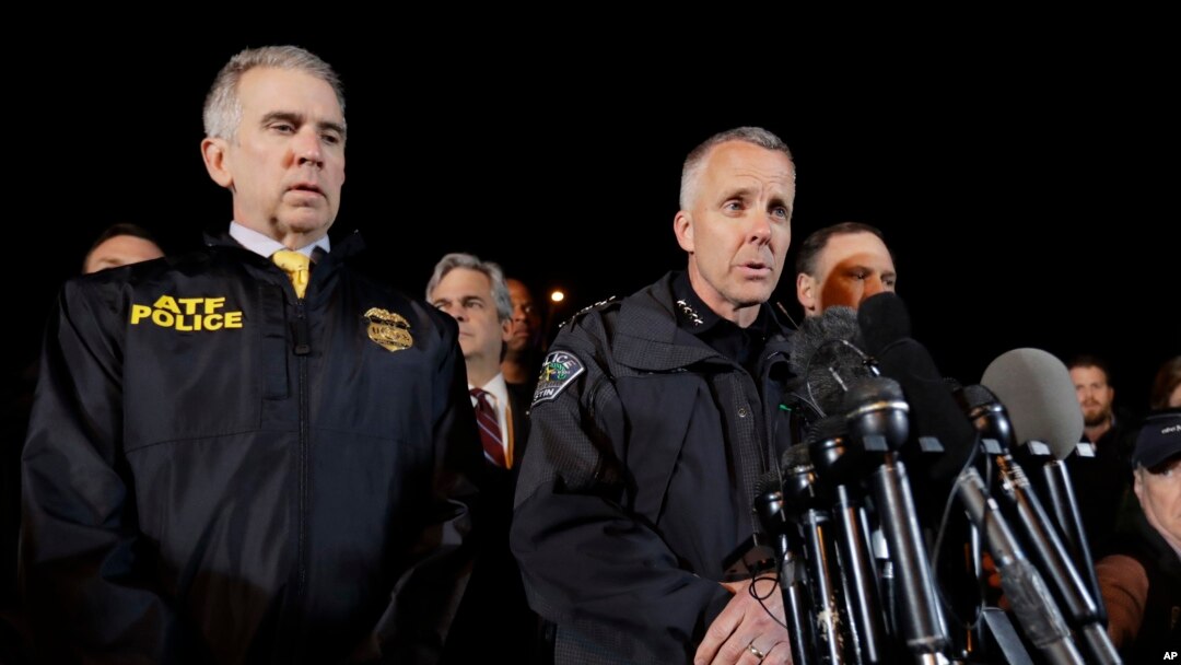 Kepala Polisi Interim Austin, Brian Manley (kanan), berdiri bersama anggota penegak hukum lainnya saat ia memberikan penjelasan kepada media, di daerah pinggiran Austin, Round Rock, Texas, Rabu, 21 Maret 2018.
