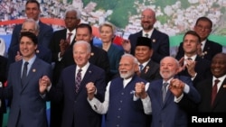 Los mandatarios de las naciones con las 20 economías más importantes del mundo, entre ellos Joe Biden, de EEUU, y Luiz Inácio Lula da Silva, de Brasil, el país anfitrión, posan para la foto grupal de su cumbre en Río de Janeiro, el 19 de noviembre de 2024.