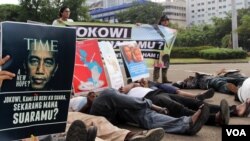 Aksi unjuk rasa di depan Istana Negara, Jakarta mendesak pemerintah mengusut tuntas pelaku penembakan di Paniai, Papua pada 17 Desember 2014. (foto dok. VOA/Fathiyah).