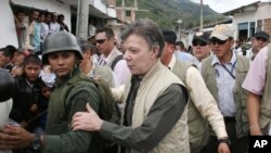 Santos visita la zona de Toribío, donde los indígenas exigen el retiro de la fuerza pública.