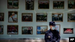 베이징의 중국 주재 대사관 건물 벽에 김정은 국무위원장의 활동을 소개하는 사진이 걸려있다. (자료사진)