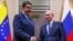 Tổng thống Nga Vladimir Putin bắt tay Tổng thống Venezuela Nicolas Maduro tại cuộc họp ở tư dinh Novo-Ogaryovo của Tổng thống bên ngoài Moscow, ngày 5/12/2018.