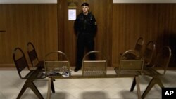 Seorang polisi Rusia menjaga ruang sidang di Moskow (foto: dok). Hakim Yevgeny Makhno dipecat akibat tertidur di ruang sidang. 