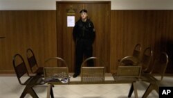 러시아 모스크바의 법정 앞을 지키는 경찰. (자료사진)