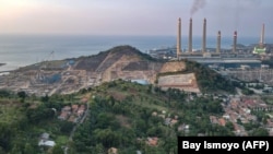 Cerobong asap pada PLTU Suralaya di Cilegon, Banten, menyemburkan asap ke udara dalam foto yang diambil pada 21 Desember 2021. PLTU tersebut terletak dekat dengan sejumlah pemukiman warga. (Foto: AFP/Bay Ismoyo)