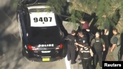 El sospechoso, Nikolas Cruz, es capturado por la policía cerca de la escuela secundaria Marjory Stoneman Douglas, una hora después de presuntamente matar a 17 de sus excompañeros.