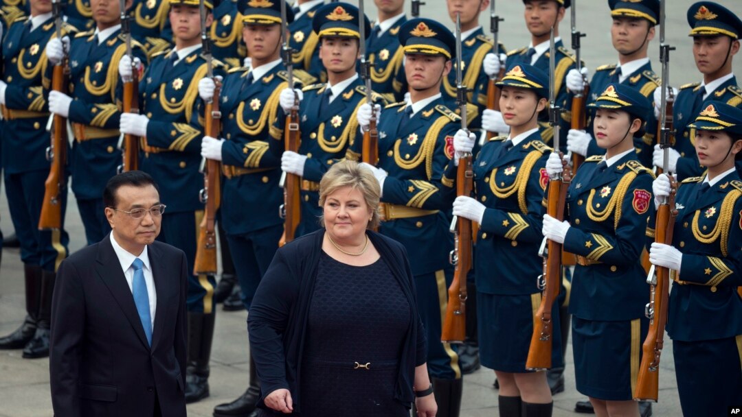 Thủ tướng Na Uy Erna Solberg cùng với Thủ tường Trung quốc Lý Khắc Cường duyệt hàng quân danh dự tại một buổi lễ bên ngoài Đại sảnh Nhân dân ở Bắc Kinh ngày 7/4/2017.