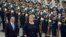 Thủ tướng Na Uy Erna Solberg cùng với Thủ tường Trung quốc Lý Khắc Cường duyệt hàng quân danh dự tại một buổi lễ bên ngoài Đại sảnh Nhân dân ở Bắc Kinh ngày 7/4/2017.
