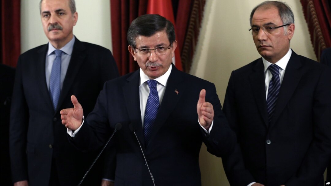 Perdana Menteri Turki Ahmet Davutoglu (tengah) memberikan keterangan mengenai serangan bom di Ankara, Senin (14/3).