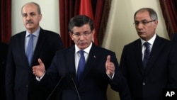 Le Premier ministre islamo-conservateur Ahmet Davutoglu au centre