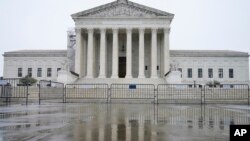 La Corte Suprema de Estados Unidos, vista con un reflejaoo en el suelo, el viernes 23 de junio de 2023, en Washington.