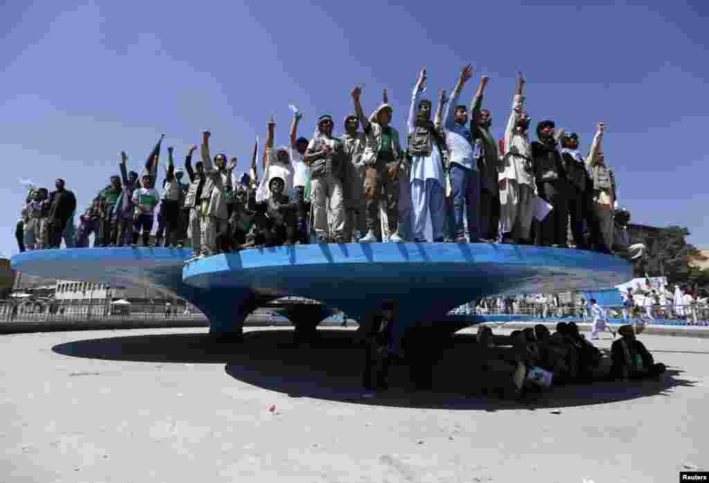 Afghans shout slogans during a protest in support of presidential candidate Abdullah Abdullah, in Kabul, June 27, 2014.