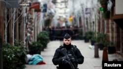 Un gendarme français sécurise une rue sur les lieux d'une opération de police au lendemain d'une fusillade à Strasbourg, en France, le 12 décembre 2018.