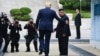 Le président des États-Unis, Donald Trump, pénètre dans la partie nord de la ligne de démarcation militaire qui sépare la Corée du Nord et la Corée du Sud, sous le regard du dirigeant nord-coréen Kim Jong Un, le 30 juin 2019. (Photo Brendan Smialowski / AFP)