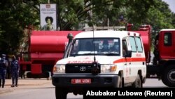 Une ambulance roule près du lieu d'une explosion à Kampala, en Ouganda, le 16 novembre 2021. 