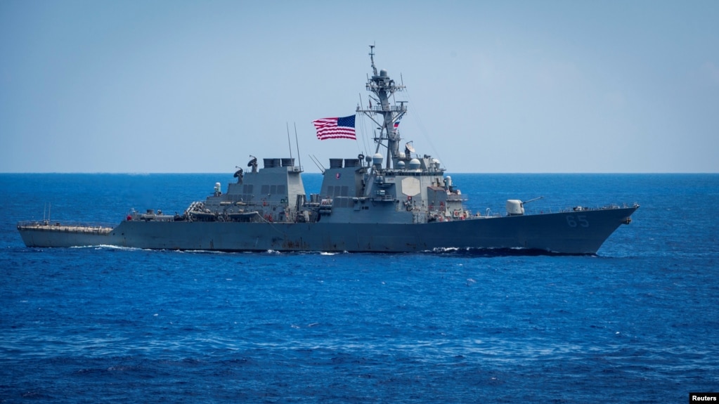 TƯ LIỆU - Tàu khu trục phi đạn điều hướng USS Benfold trên Biển Philippines, ngày 15 tháng 6 năm 2018 (Sarah Myers/U.S. Navy/Handout via Reuters)