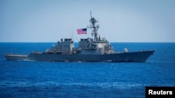 ກຳປັ່ນລົບເບັນໂຟລດ໌ (USS Benfold) ພວມແລ່ນຢູ່ໃນທະເລຟີລິບປິນເມື່ອວັນທີ 15 ມິຖຸນາ 2018. (Sarah Myers/U.S. Navy/Handout via Reuters)