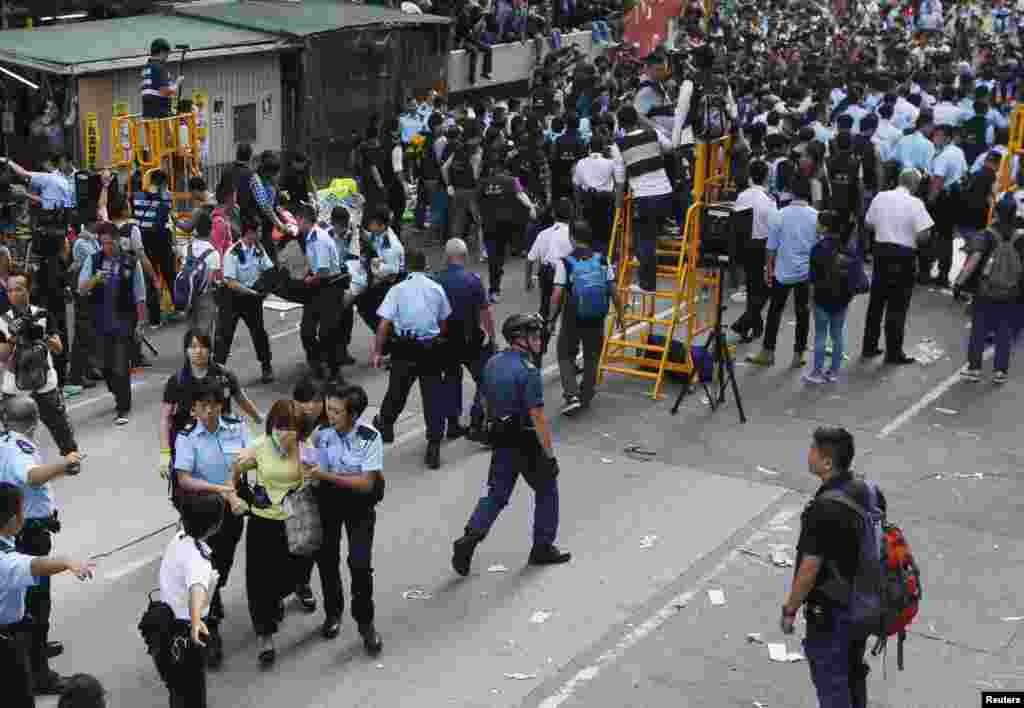 Protesters are arrested by police after refusing to leave the protest site while bailiffs clear it under a court injunction, at Mong Kok shopping district in Hong Kong, Nov. 25, 2014.