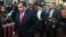 El gobernador Chris Christie sale de la alcaldía de Fort Lee, adonde fue a disculparse tras estallar el escándalo.