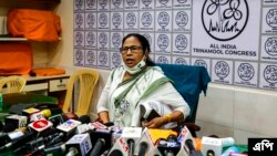 ভারতের কলকাতায় আসন্ন বিধানসভা নির্বাচনের জন্য দলের প্রার্থীদের নাম ঘোষণা করার আগে মিডিয়াকে শান্ত হওয়ার জন্য আবেদন করছেন পশ্চিমবঙ্গ রাজ্যের মুখ্যমন্ত্রী এবং তৃণমূল কংগ্রেস দলের নেত্রী মমতা বন্দ্যোপাধ্যায়। ৫ মার্চ ২০২১। (ছবি-এপি/বিকাস দাস)