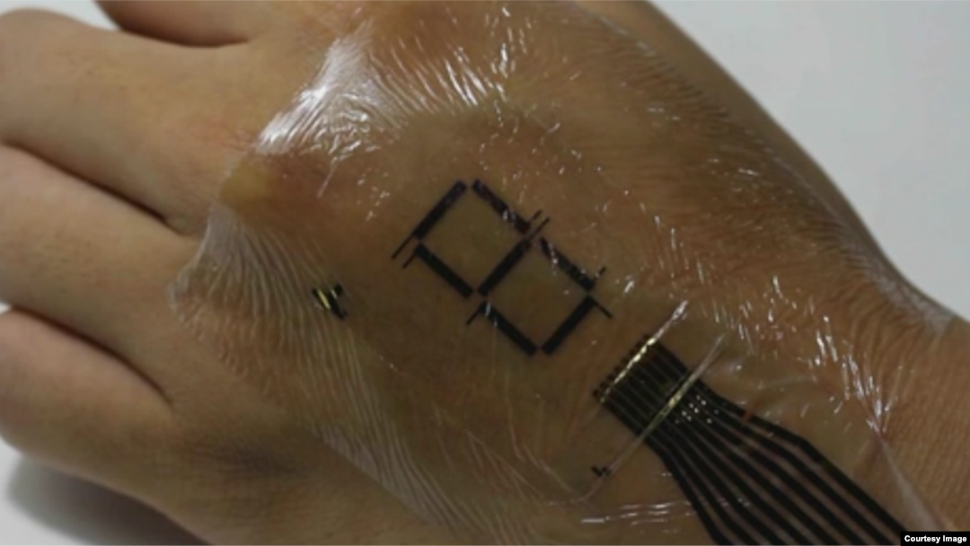 Peneliti Jepang sedang menguji "kulit elektronik," disebut e-skin (foto: Laboratorium Someya).
