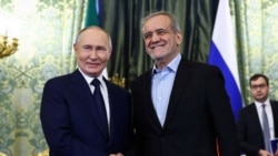 Presiden Rusia Vladimir Putin bersama Presiden Iran Masoud Pezeshkian saat bertemu di Moskow, 17 Januari 2025. 