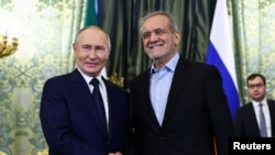 Presiden Rusia Vladimir Putin bersama Presiden Iran Masoud Pezeshkian saat bertemu di Moskow, 17 Januari 2025. 