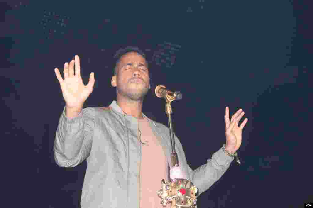 Romeo ha renovado la bachata, al cantarla en inglés y español y mezclándose con artistas de otros géneros.