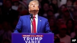 ARCHIVO - El republicano Donald Trump fue elegido como el 47º presidente de Estados Unidos tras ganar en varios estados clave, entre ellos Pensilvania y Wisconsin. En la foto, el exmandatario se prepara para hablar en el Madison Square Garden, NY, el domingo 27 de octubre.