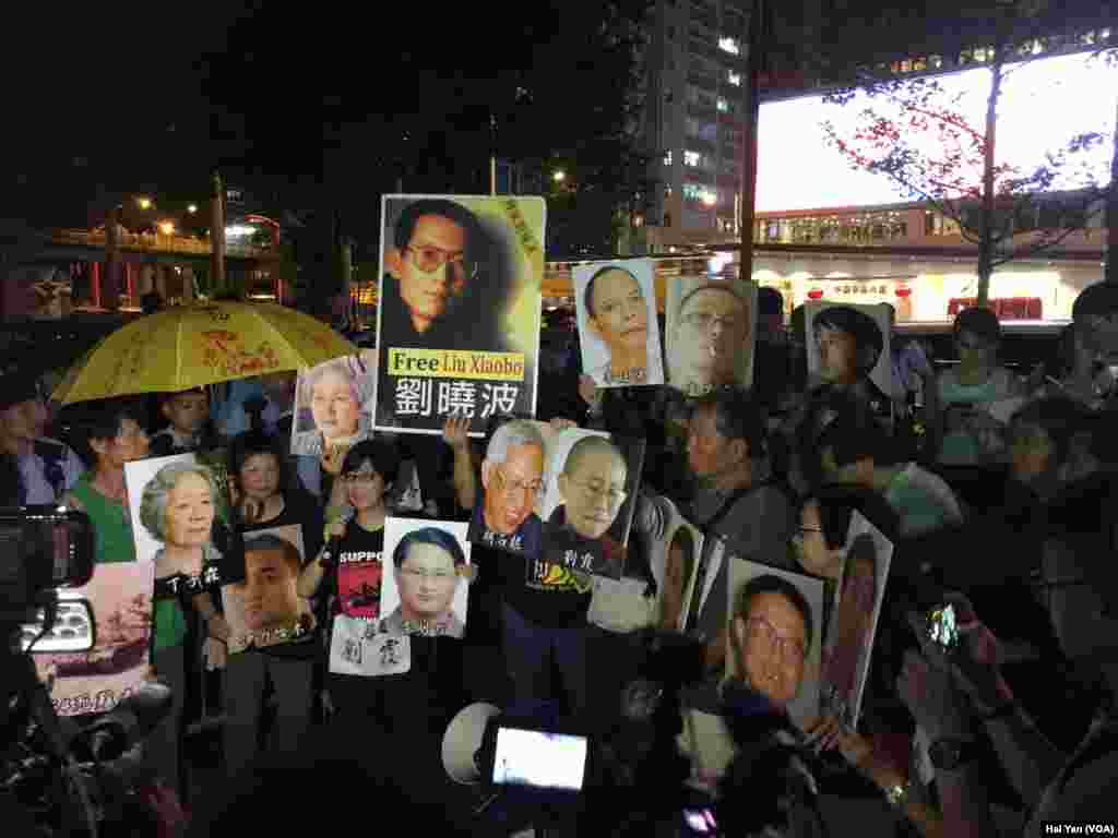 香港多个团体举行示威 呼吁习近平立即释放身诺贝尔和平奖得主刘晓波（美国之音海彦拍摄）