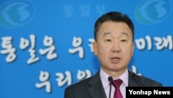 정준희 한국 통일부 대변인이 20일 서울 세종로 정부서울청사에서 남북이 오는 26일 판문점 북측 지역인 통일각에서 당국회담을 위한 실무접촉을 하기로 합의했다고 브리핑하고 있다.