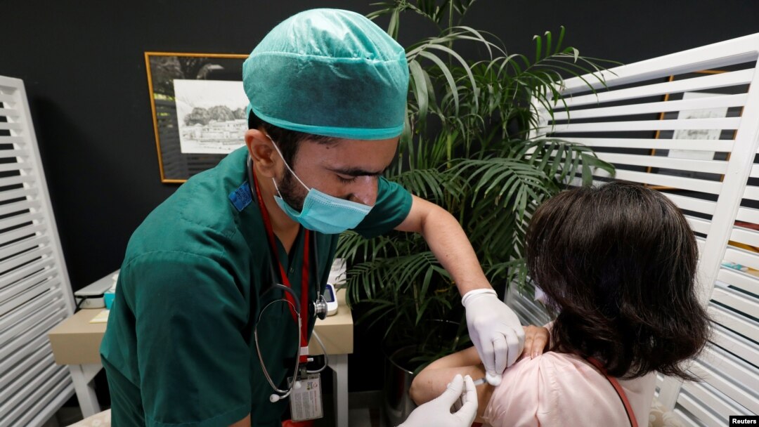 حکومتِ پاکستان نے نجی شعبے کو بھی ویکسین درآمد کرنے کی اجازت دی تھی۔ 