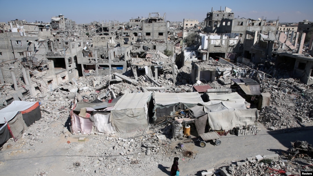 Palestinac prolazi pored ruševina kuća uništenih u izraelskim napadima, usred sukoba između Izraela i Hamasa, u Kan Iounisu u južnom pojasu Gaze, 4. septembra 2024.