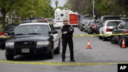 Un policía custodia la escena de un crimen en el que resultó muerto un agente en Modesto, California.