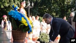 Presiden Ukraina Petro Poroshenko meletakkan bunga di monumen Taras Shevcenko, penyair terkenal Ukraina di Kyiv, Ukraina, Minggu, 24 Agustus 2014, dalam upacara peringatan Hari Kemerdekaan Ukraina.