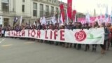 美国民众在最高法院前表达对堕胎权的支持与反对活动