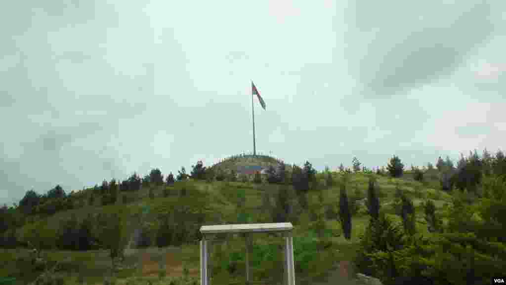 Cəbhə xəttində Azərbaycan bayrağı 