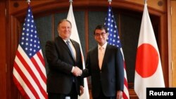 Le secrétaire d'État américain, Mike Pompeo, serre la main du ministre des Affaires étrangères du Japon, Taro Kono, lors d'une réunion bilatérale dans un hôtel de Séoul, en Corée du Sud, le 14 juin 2018.