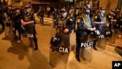 Agentes de la policía hacen guardia en el exterior de la casa de la presidenta de Perú, Dina Boluarte, durante un allanamiento para incautar relojes de lujo dentro de una investigación preliminar por presunto enriquecimiento ilícito, en Lima, Perú, el 30 de marzo de 2024. 