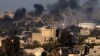 Kobaran api dan asap mengepul di atas Khan Yunis di Jalur Gaza selatan selama pemboman Israel, di tengah pertempuran antara Israel dan Hamas yang terus berlangsung, Senin (15/1). 