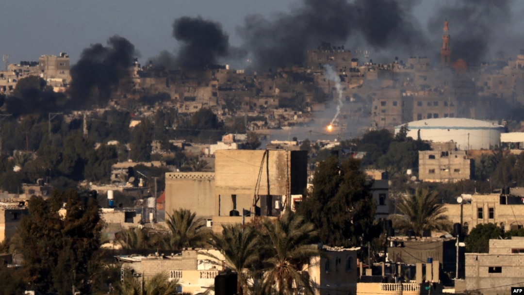 Kobaran api dan asap mengepul di atas Khan Yunis di Jalur Gaza selatan selama pemboman Israel, di tengah pertempuran antara Israel dan Hamas yang terus berlangsung, Senin (15/1). 