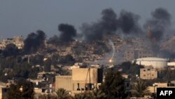 Bức ảnh chụp vào ngày 15/1/2024 từ Rafah cho thấy khói lửa cuồn cuộn ở thành phố Khan Yunis ở phía nam Dải Gaza trong cuộc bắn phá của Israel.