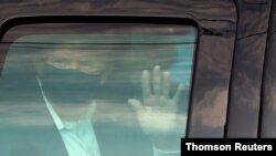 도널드 트럼프 대통령이 4일 입원중인 메릴랜드주 월터 리드 군 병원에서 자동차를 타고 나와 지지자들에게 인사하고 있다.