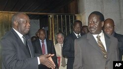 Shugaban Ivory Coast Laurent Gbagbo yake ganawa da PM Kenya Ra'ila Odinga,wakilin AU mai shiga tsakani a rikicin siyasar kasar.