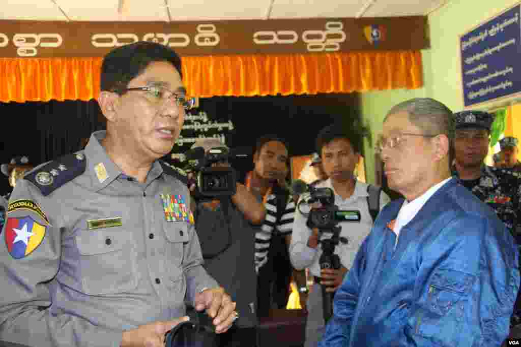 ကျဆုံးတပ်ဖွဲ့ဝင်တဦး၏ မိသားစုဝင်မာျးကို အားပေးစကားပြောနေသည့် ရဲချုပ် ဒုတိယရဲဗိုလ်ချုပ်ကြီး အောင်ဝင်းဦး